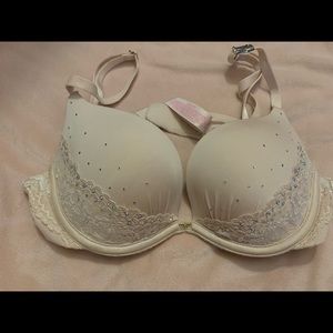 New Victoria bras 32b bundle deal